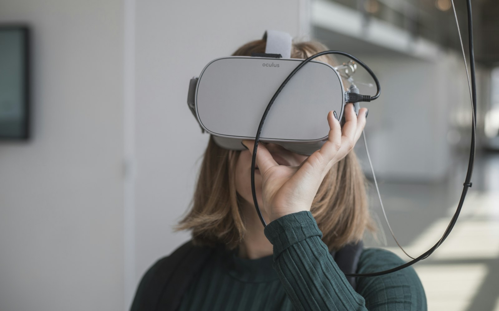 Technicien utilisant un casque de réalité augmentée pour une intervention guidée